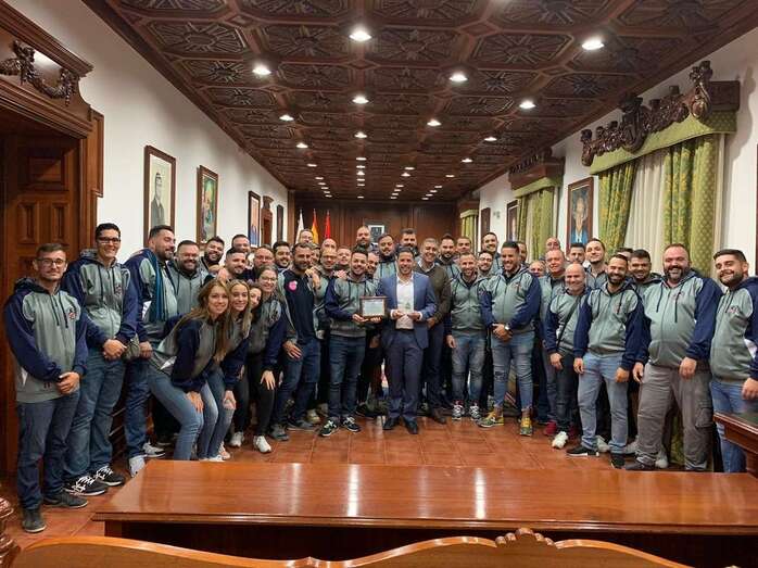 La murga posa con el alcalde y concejal de Festejos (Foto TA)